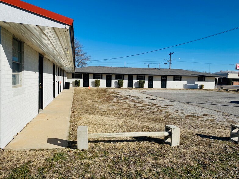More Photos Of 215 SW 6th St, Mooreland Hotel For Sale