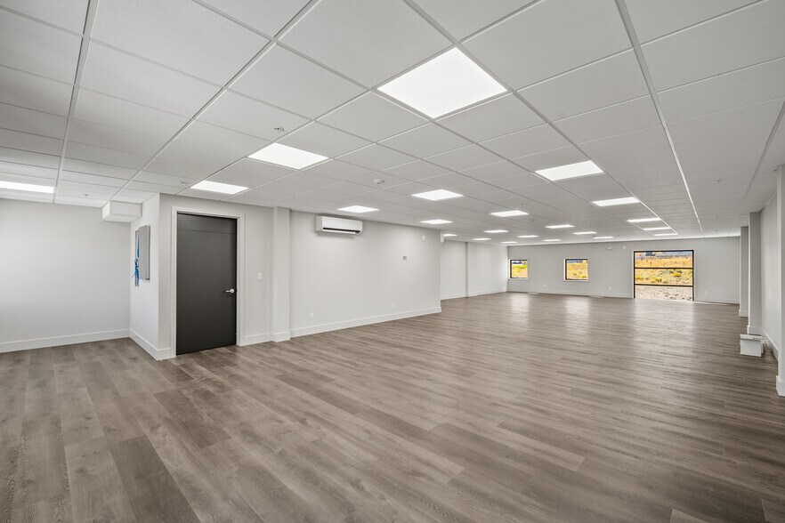 More Photos Of 4554 Forestdale Dr, Park City Light Manufacturing For Sale