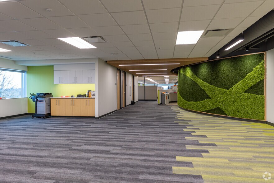 More Photos Of 25300-25330 Telegraph Rd, Southfield Office For Sale