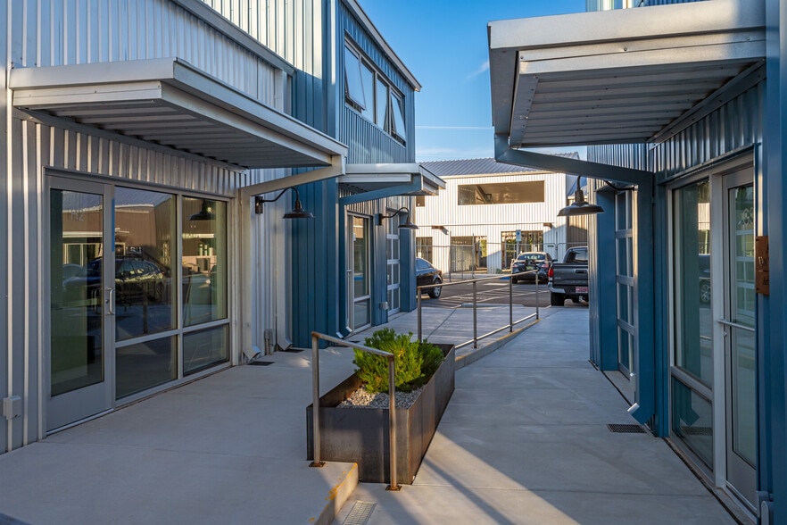 More Photos Of 1189 Parkway Dr, Santa Fe Showroom For Sale