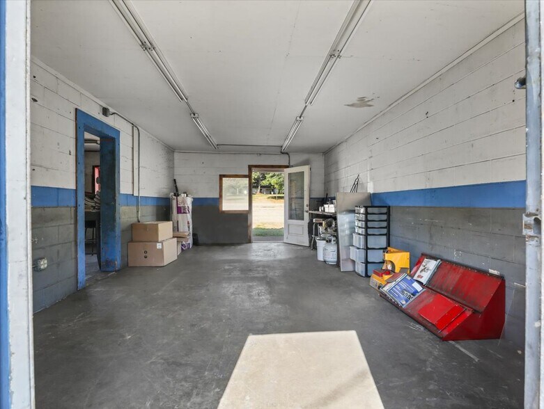 More Photos Of 2701 Pocola blvd, Pocola Industrial For Sale