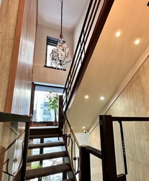 More Photos Of 1494 Rue Sherbrooke O, Montréal Storefront Retail Office For Sale