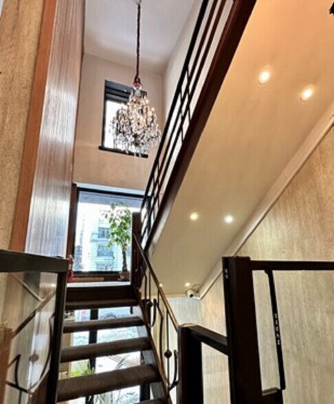 More Photos Of 1494 Rue Sherbrooke O, Montréal Storefront Retail Office For Sale