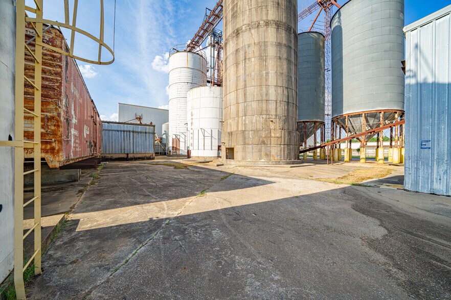 More Photos Of 220 Progress Blvd, Longview Warehouse For Lease