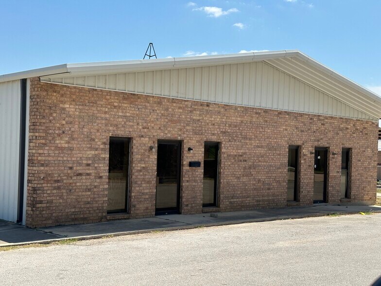 More Photos Of 103 Turner Ln, Floresville Light Distribution For Sale