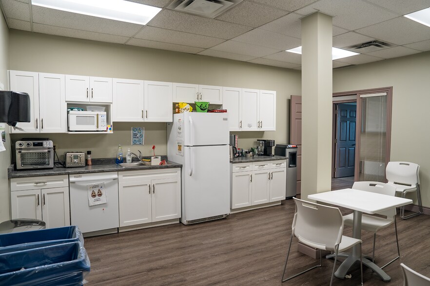 More Photos Of 200 Eastport Blvd, Hamilton Warehouse For Lease