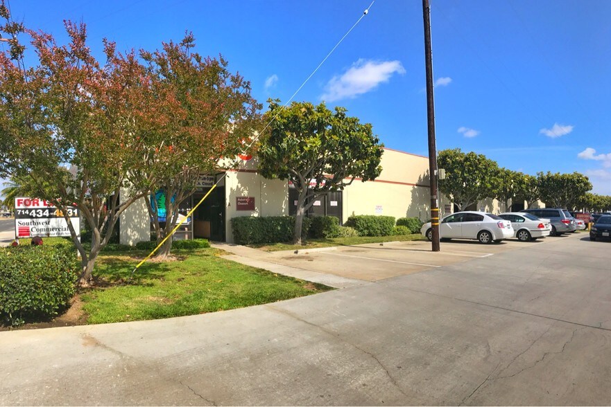More Photos Of 260 E Dyer Rd, Santa Ana Light Manufacturing For Lease
