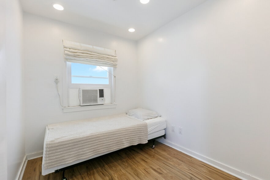 More Photos Of 22467 Pacific Coast Hwy, Malibu Freestanding For Sale