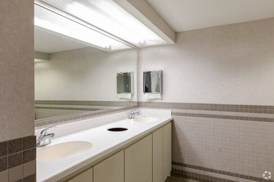 More Photos Of 2000 S Batavia Ave, Geneva Office For Lease