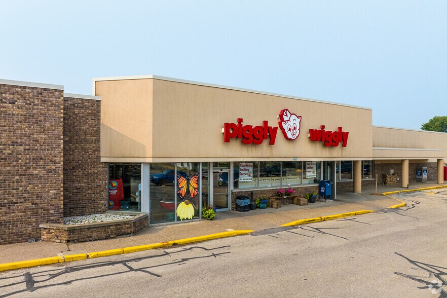 Primary Photo Of 106 W Oak St, Boscobel Supermarket For Sale