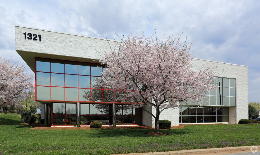 More Photos Of 1540 Westbrook Plaza Dr, Winston-Salem Unknown For Lease