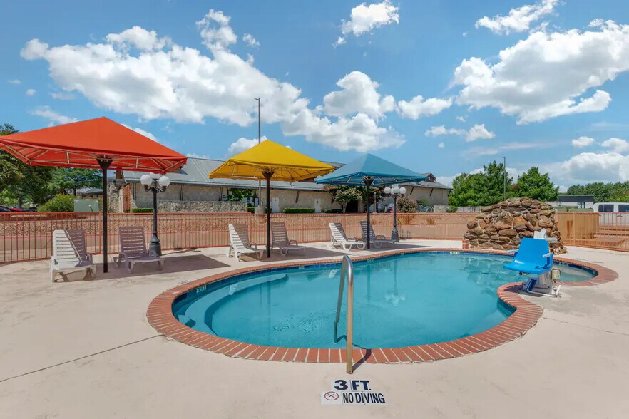 More Photos Of 1439 N Highway 67, Cedar Hill Hotel For Sale