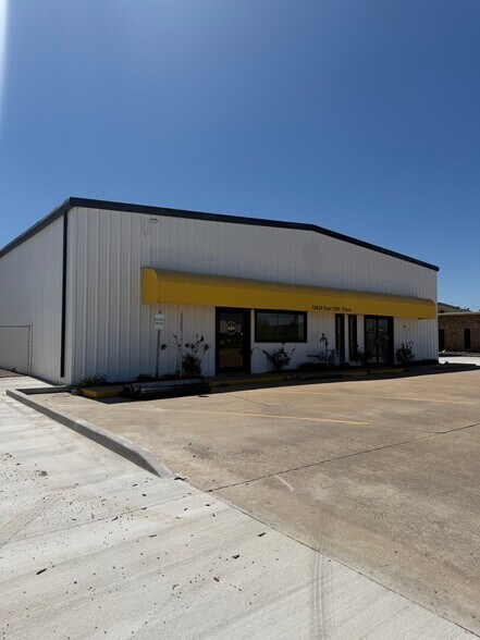 More Photos Of 10934 E 55th Pl, Tulsa Distribution For Lease