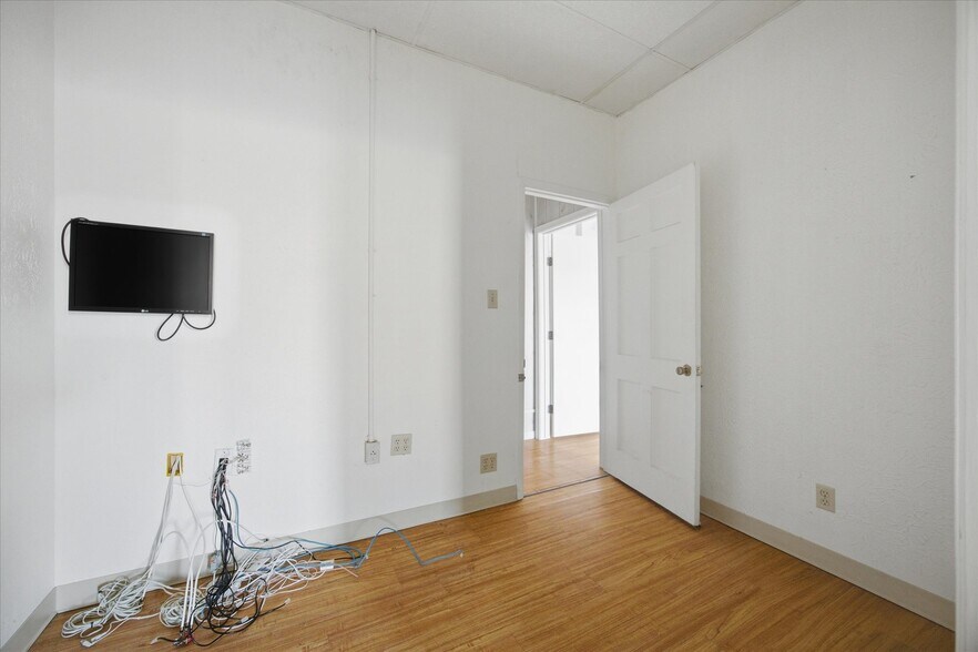 More Photos Of 2108 Monroe St, Commerce Showroom For Sale