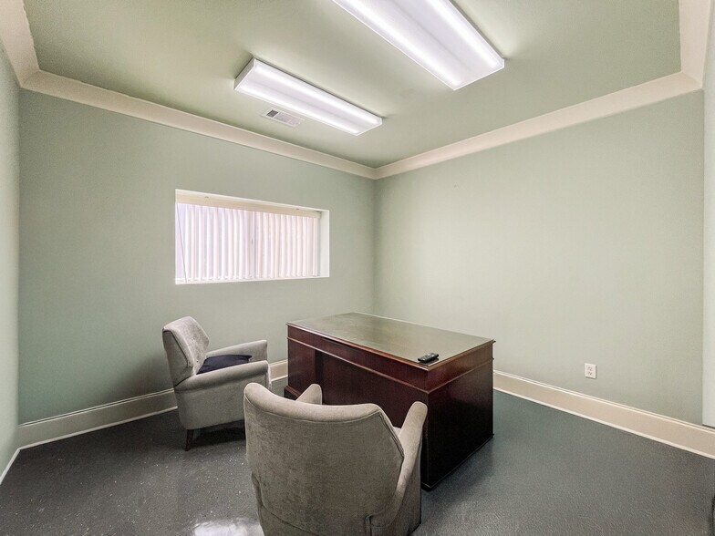 More Photos Of 211 Eastbank Dr, Gonzales Warehouse For Lease