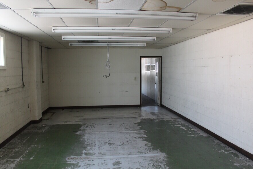 More Photos Of 814 9th St, Woodward Office For Sale