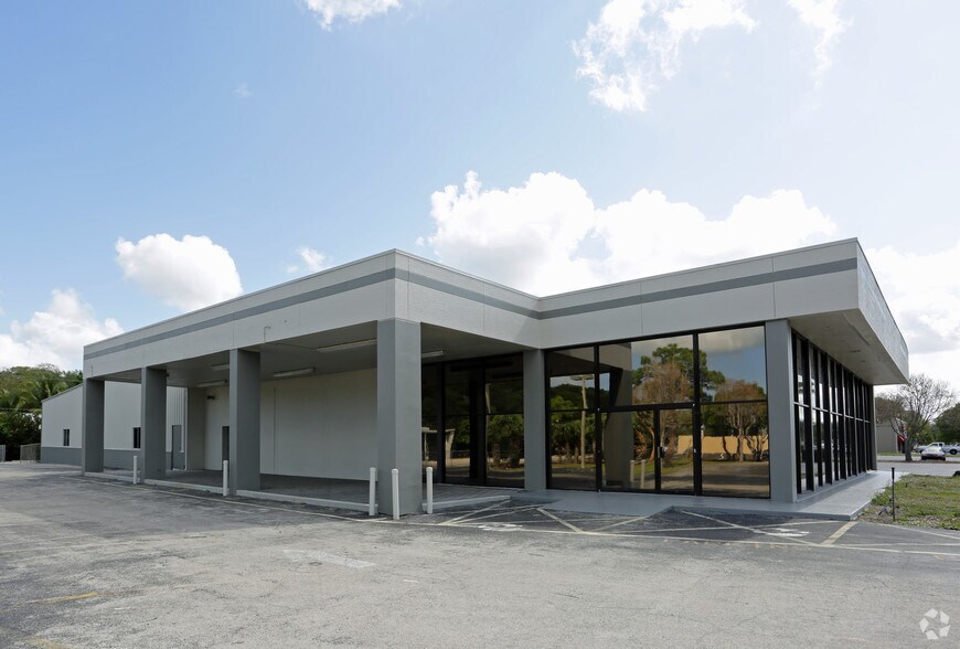 More Photos Of 2625 Davis Blvd, Naples Auto Dealership For Sale