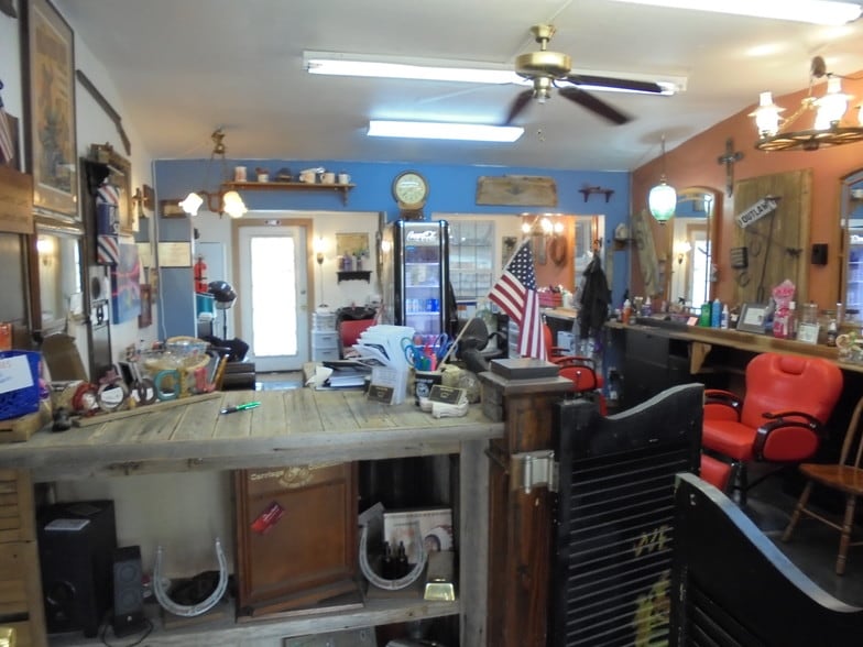 More Photos Of 10877 Park Road 37, Lakehills Storefront Retail Office For Lease