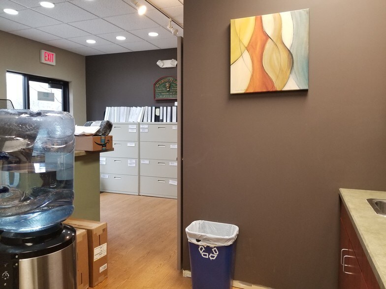 More Photos Of 820 E Terra Cotta Ave, Crystal Lake Office For Sale