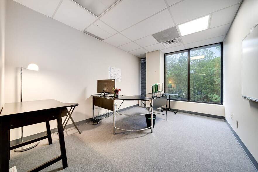 More Photos Of 136 Walton Ferry Rd, Hendersonville Office For Sale