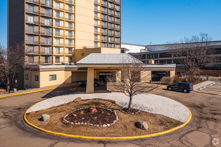 More Photos Of 5151 W American Blvd, Bloomington Hotel For Sale