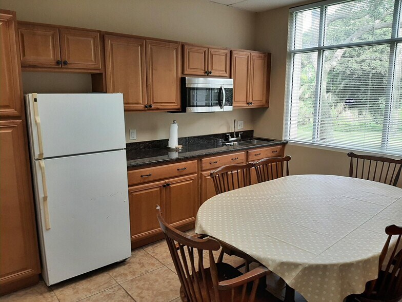 More Photos Of 681 Goodlette Rd N, Naples Medical For Sale