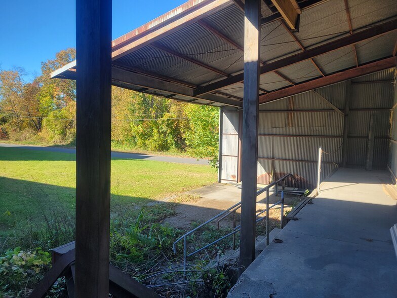 More Photos Of 6 Railroad Yard Rd, Deerfield Light Distribution For Lease