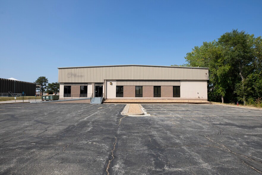 More Photos Of 11600-11630 W 85th St, Lenexa Warehouse For Sale