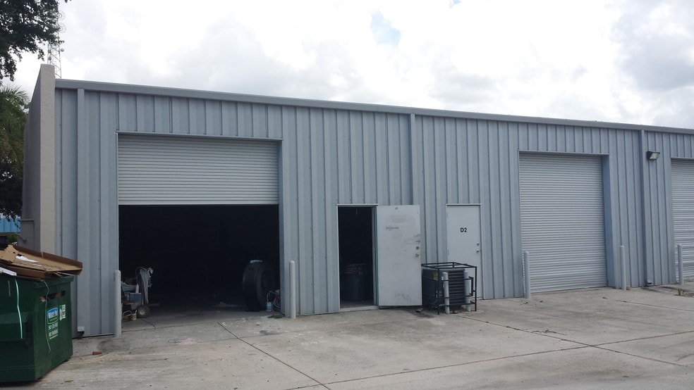 More Photos Of 1743 Independence Blvd, Sarasota Light Distribution For Lease