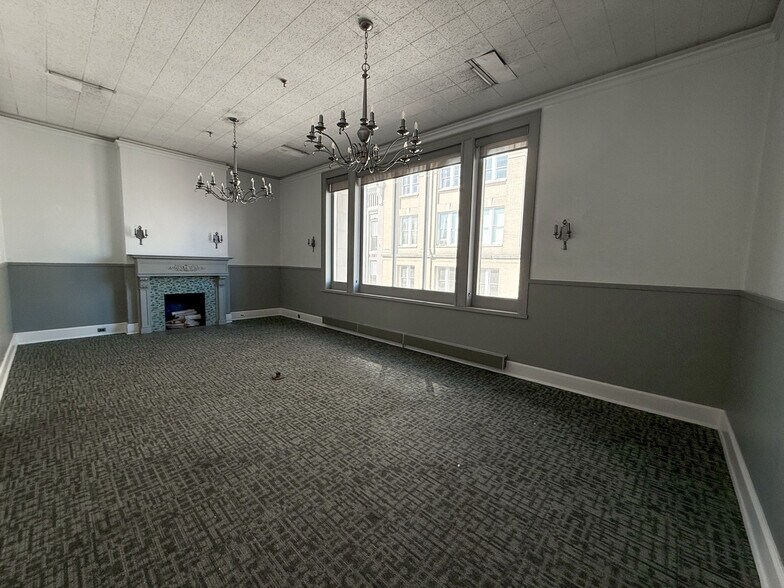 More Photos Of 2 W Beverley St, Staunton Office For Sale