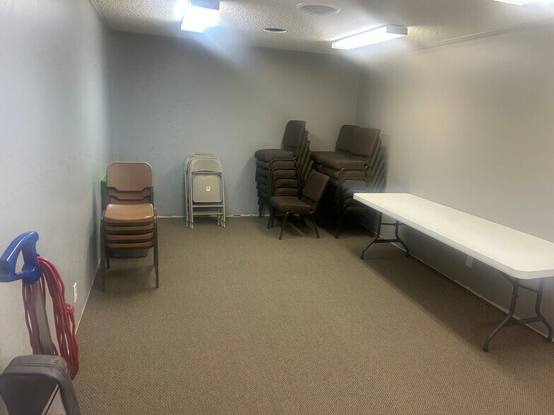 More Photos Of 700 N 15th St, Ozark Office For Sale