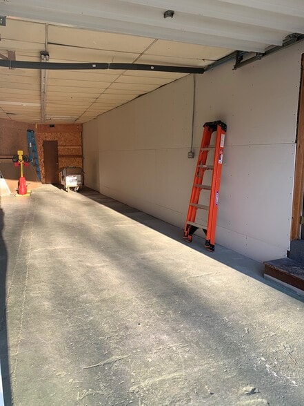 More Photos Of 1049 Tiogue Ave, Coventry Showroom For Lease