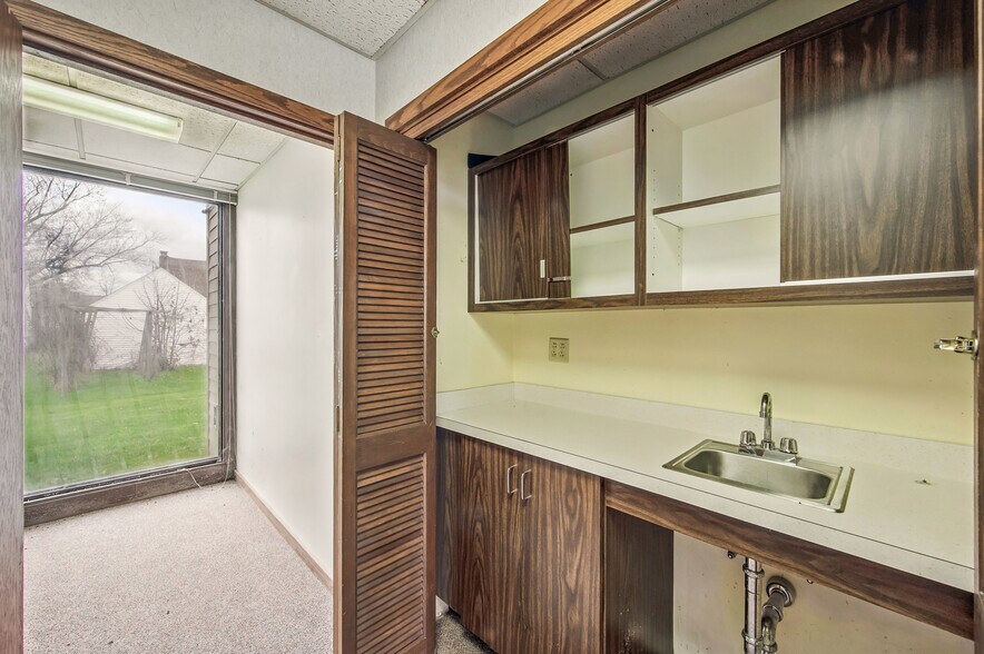 More Photos Of 2000 Green St, Farrell Medical For Sale