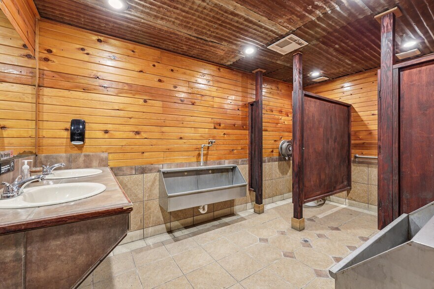 More Photos Of 113 N Main St, Moulton Bar For Sale