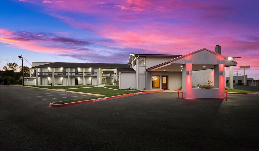 More Photos Of 203 N I-45, Madisonville Hotel For Sale