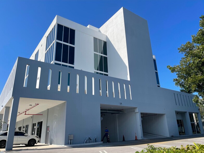 More Photos Of 10450 NW 33rd St, Doral Office For Sale