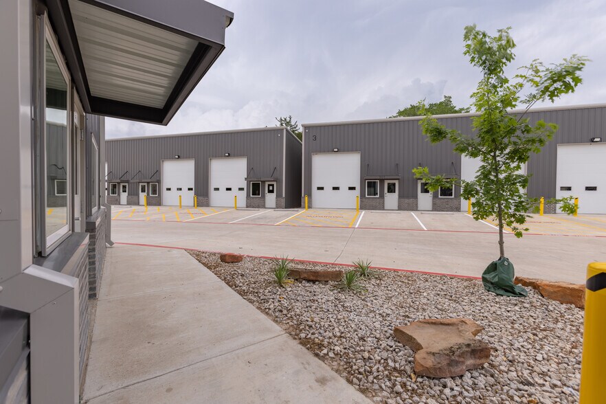 More Photos Of 8140 C F Hawn fwy, Dallas Light Distribution For Lease
