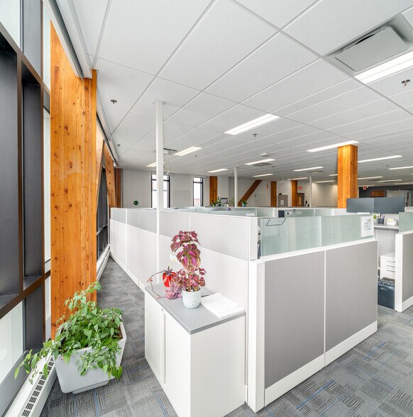 More Photos Of 2489 Saint-Dominique Rue, Jonquiere Bank For Sale