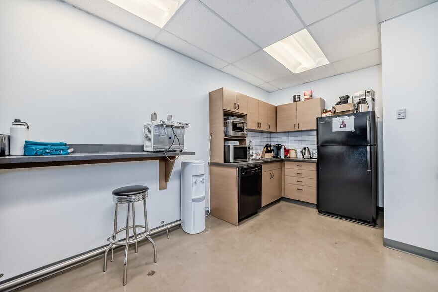 More Photos Of 9040-9058 22nd Ave SW, Edmonton Showroom For Sale