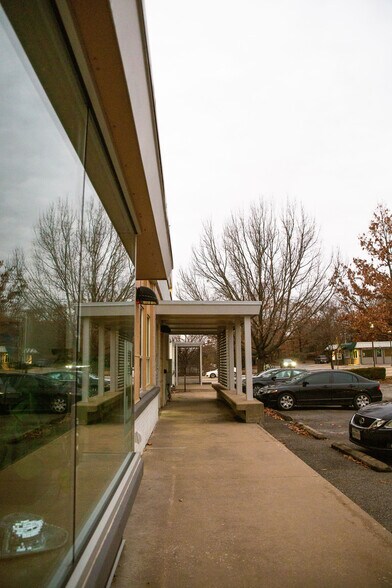 More Photos Of 620 N College Ave, Fayetteville Office For Sale