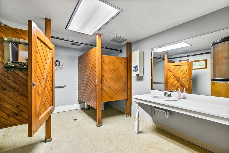 More Photos Of 270 Onset Ave, East Wareham Restaurant For Sale