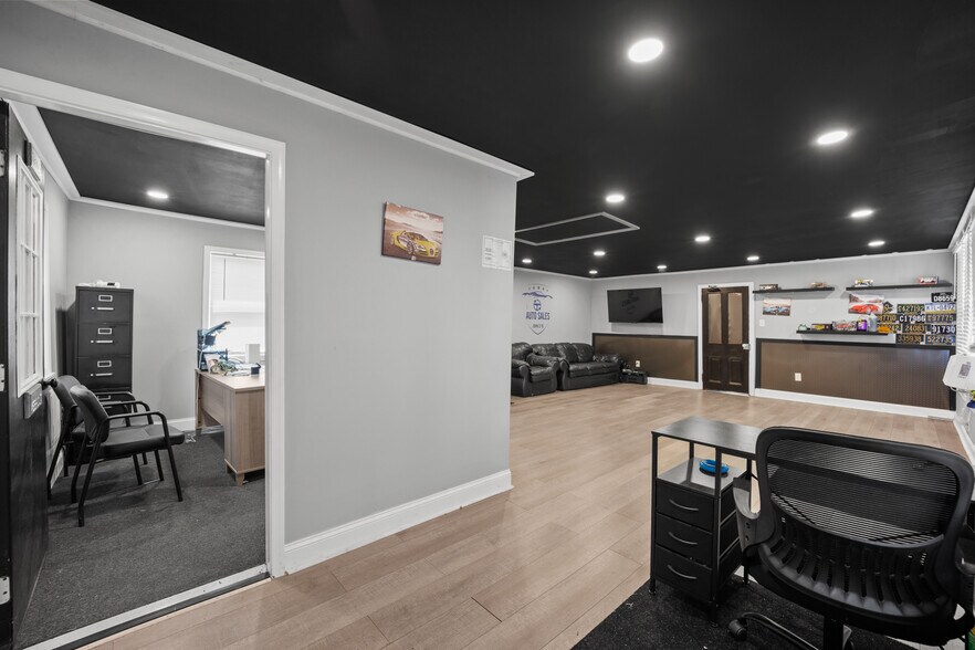 More Photos Of 2516-2518 N Dupont Pky, Middletown Freestanding For Sale