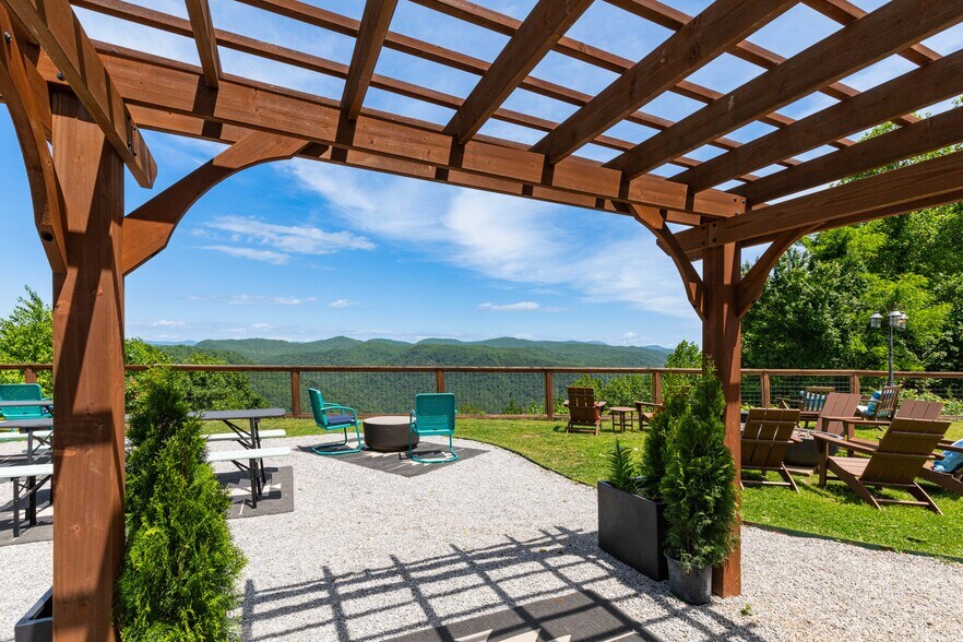 More Photos Of 1793 Holbert Cove Rd, Saluda Hotel For Sale