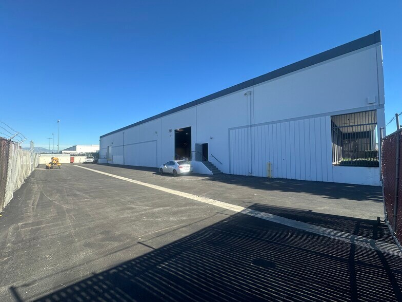More Photos Of 13904 Maryton Ave, Santa Fe Springs Warehouse For Lease