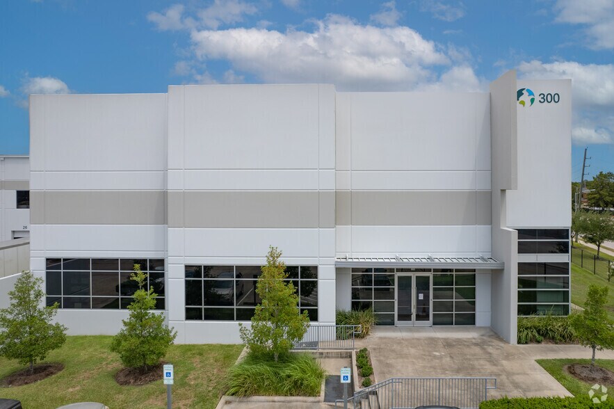 More Photos Of 300 Airtex Dr, Houston Distribution For Lease