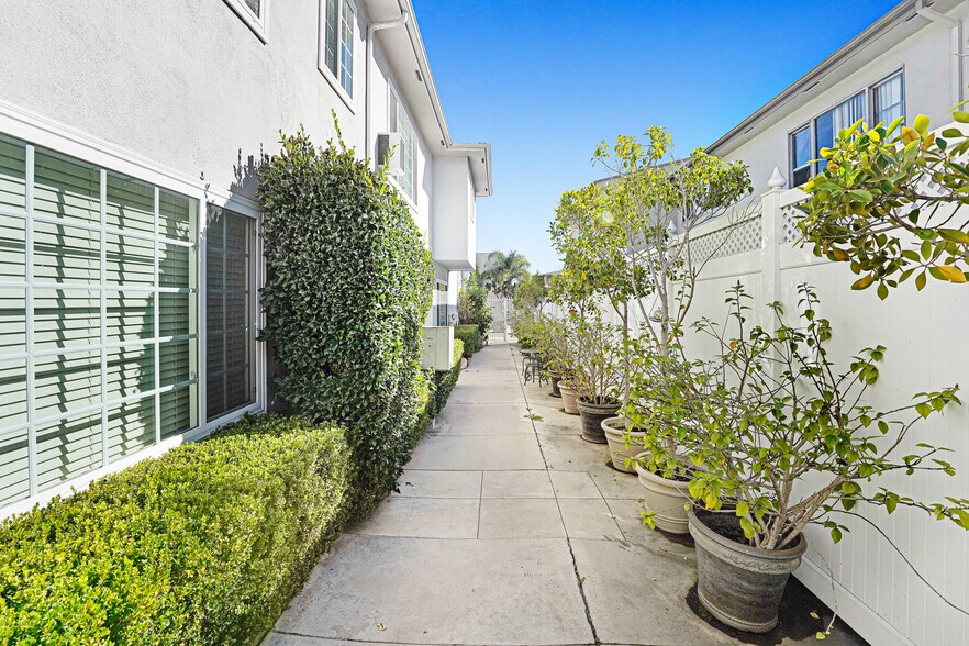 More Photos Of 1937 S Shenandoah St, Los Angeles Apartments For Sale