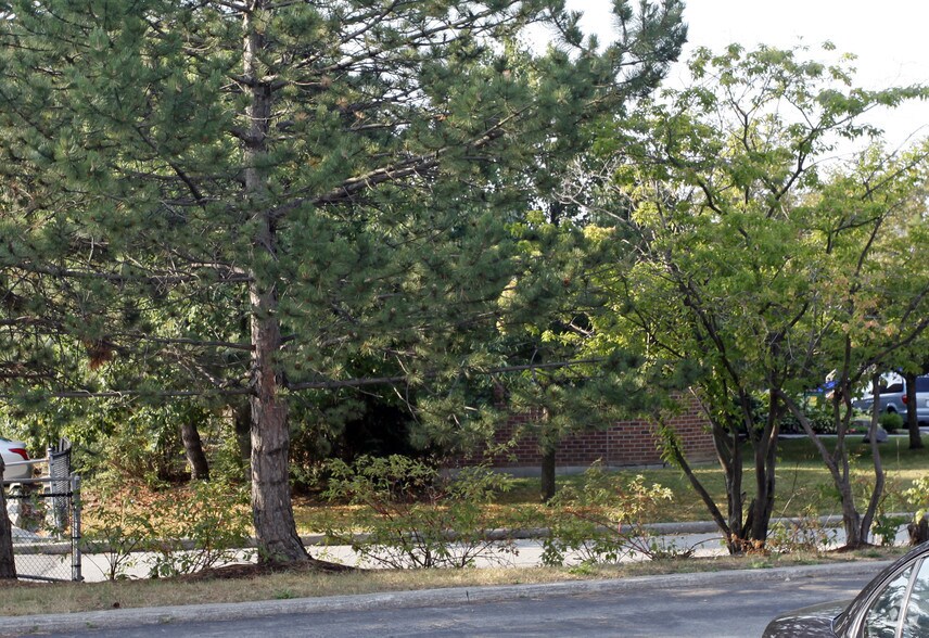 More Photos Of 305 Matheson Blvd E, Mississauga Flex For Sale