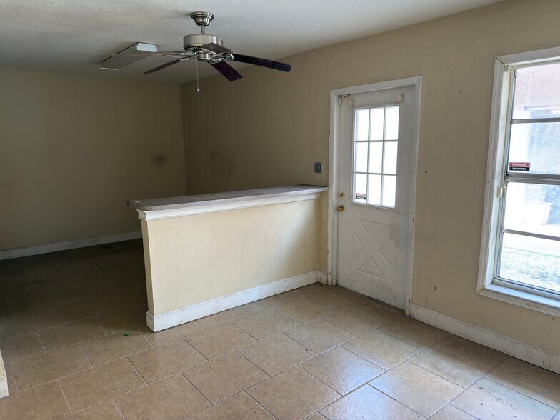 More Photos Of 18290 Paulson Dr, Port Charlotte Warehouse For Lease