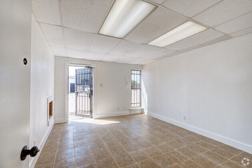 More Photos Of 7999 Hansen Rd, Houston Unknown For Lease