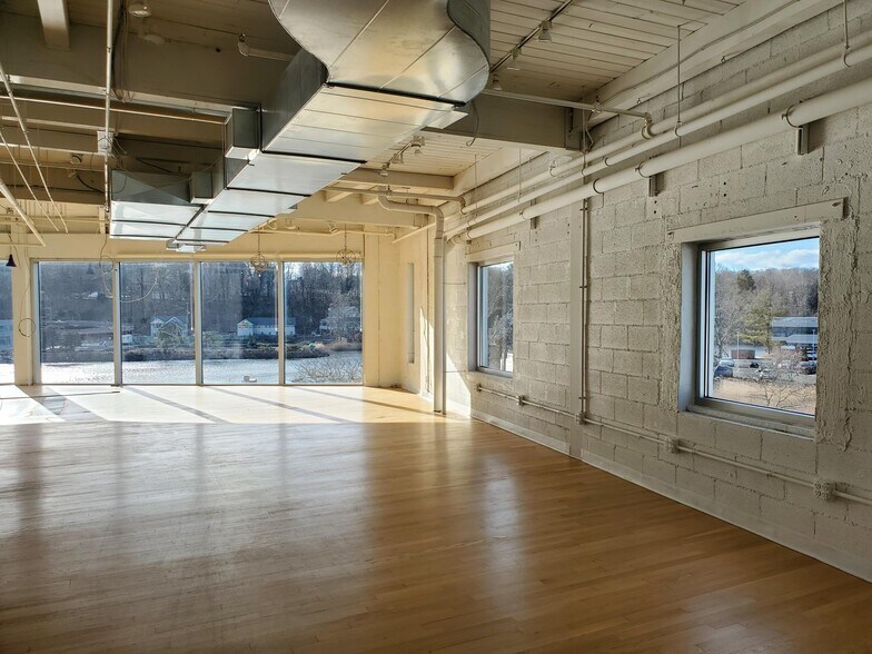 More Photos Of 125 Main St, Westport General Retail For Lease